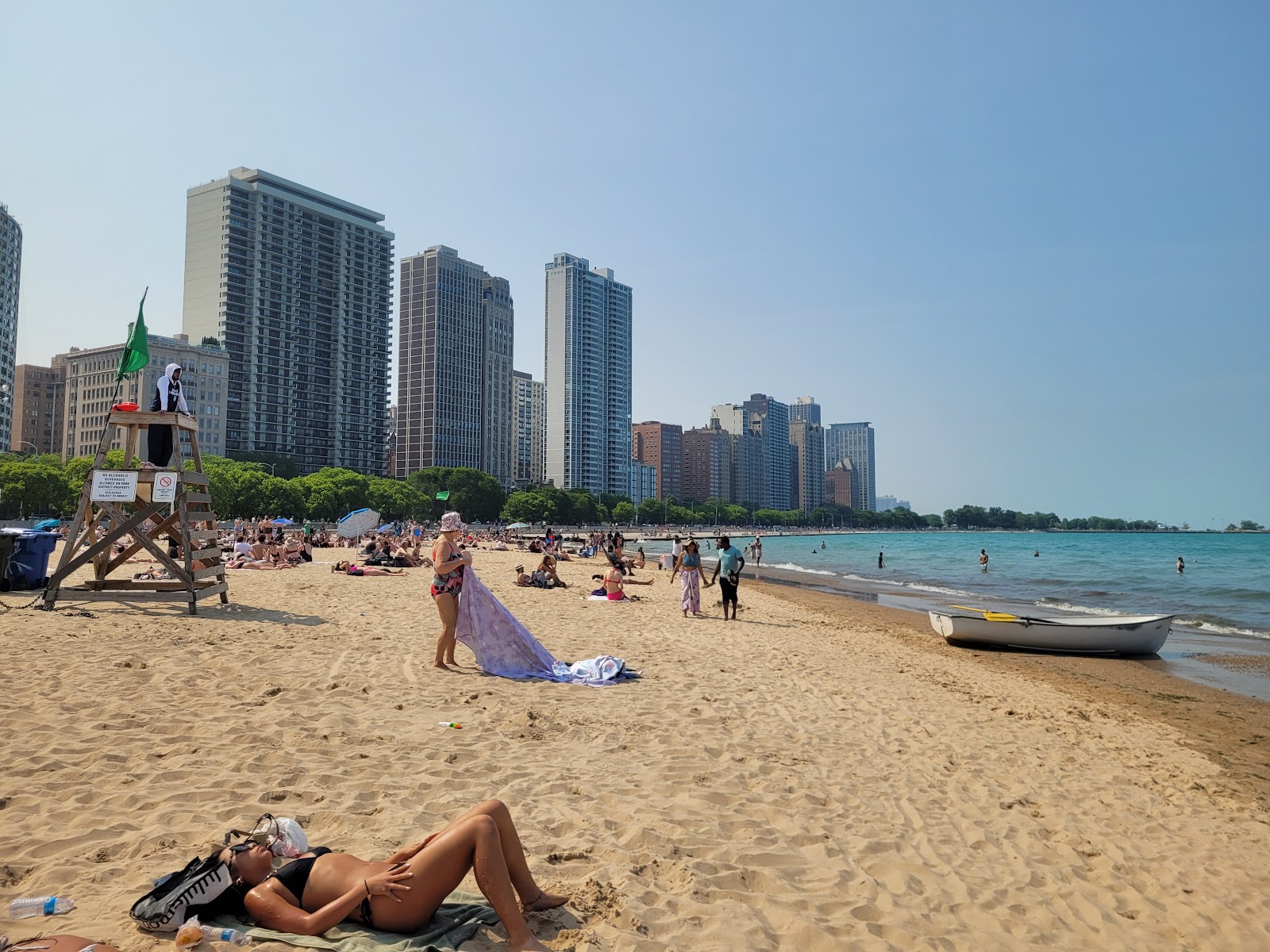Foto von Oak Street Beach mit beiger sand Oberfläche