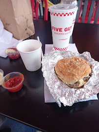 Cheeseburger du Restaurant de hamburgers Five Guys Franconville - n°13