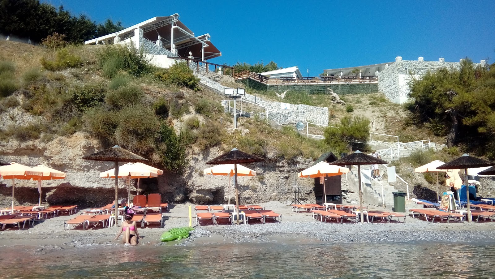 Foto di Akrotiri beach area parzialmente ristrutturata