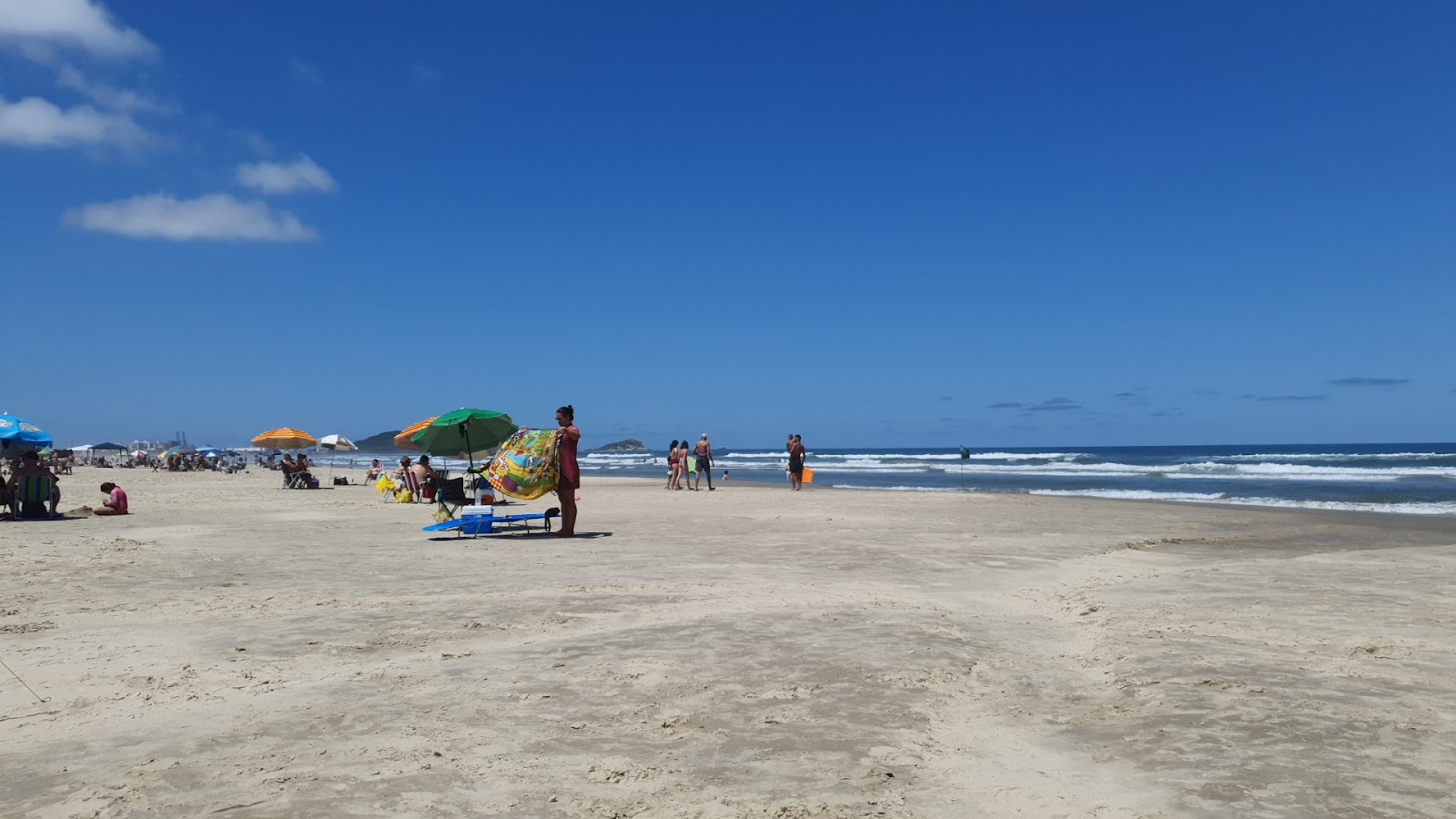 Zdjęcie Praia da Vila Nova z powierzchnią jasny, drobny piasek