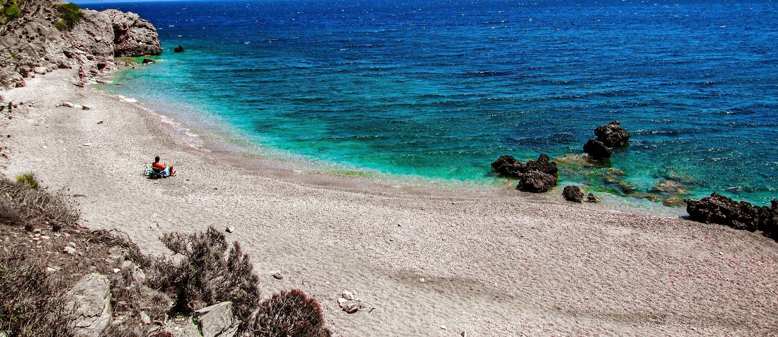 Foto di Mirsinidi Beach con una superficie del acqua cristallina