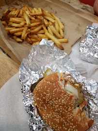 Cheeseburger du Restaurant de hamburgers Five Guys à Paris - n°11