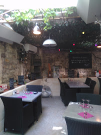 Atmosphère du Restaurant méditerranéen La Pergùla - Restaurant Arles - n°11