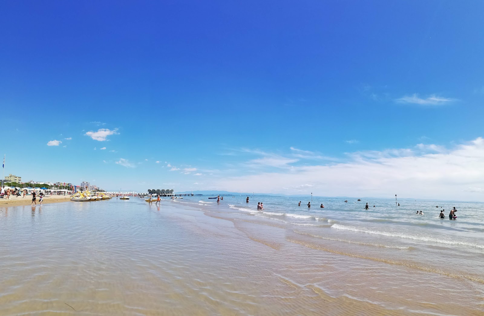 Foto van Spiaggia di Lignano Sabbiadoro met helder fijn zand oppervlakte