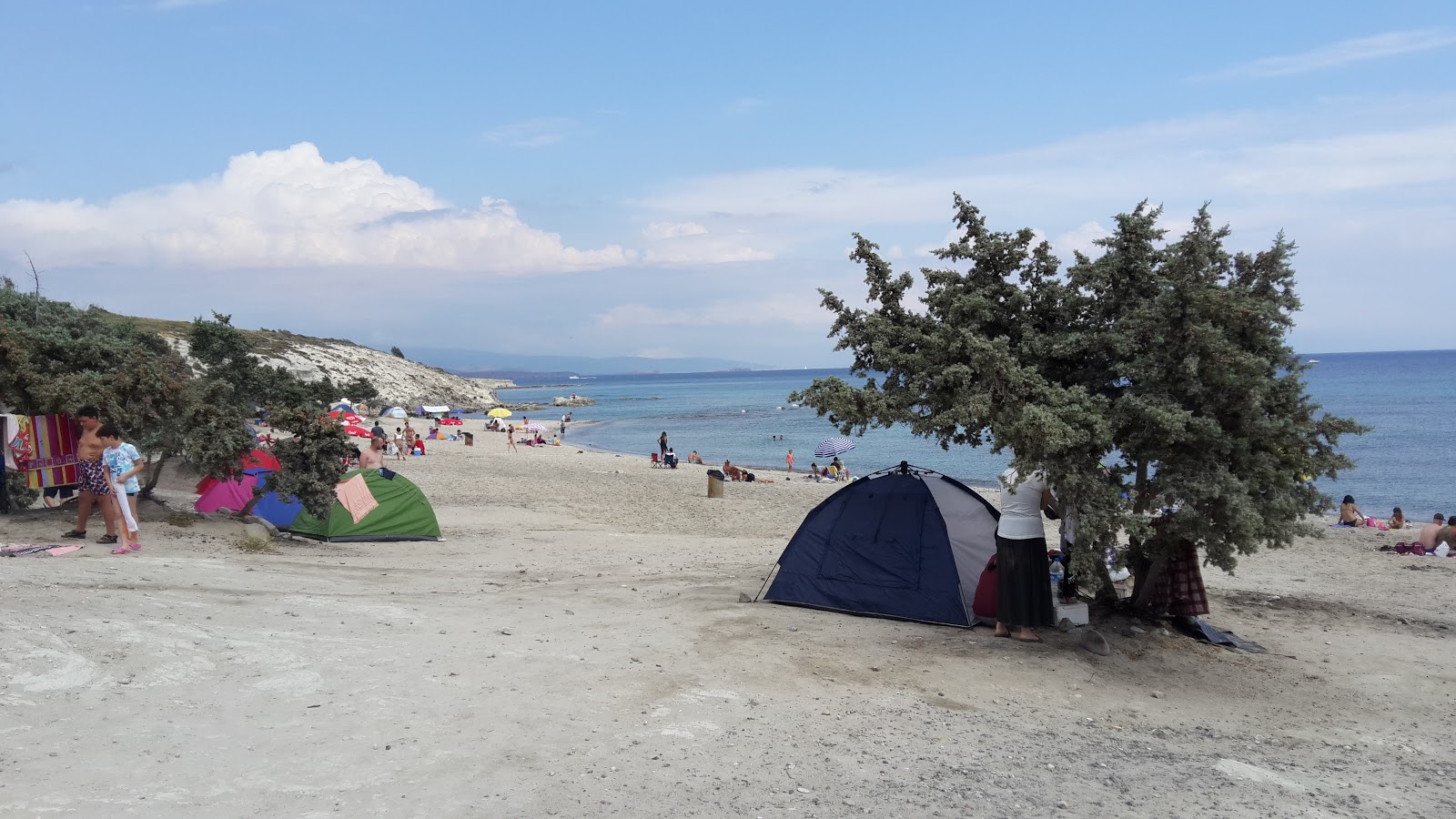 Foto af Gilikli Halk Plaji bakket op af klipperne