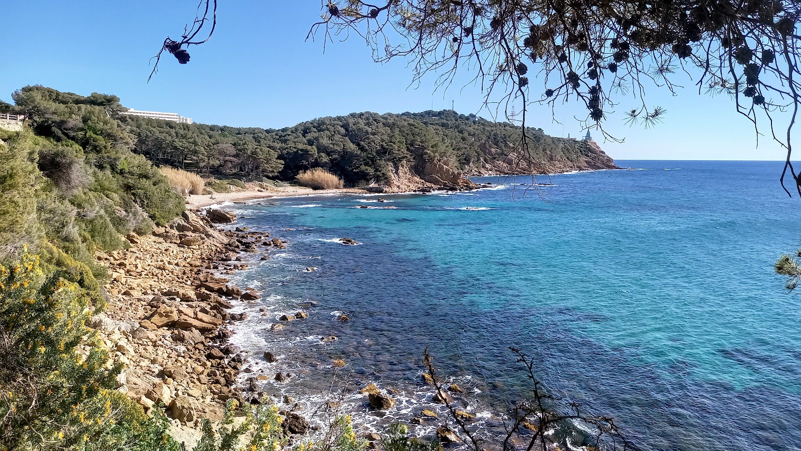 Plage De Grave'in fotoğrafı dağlarla çevrili