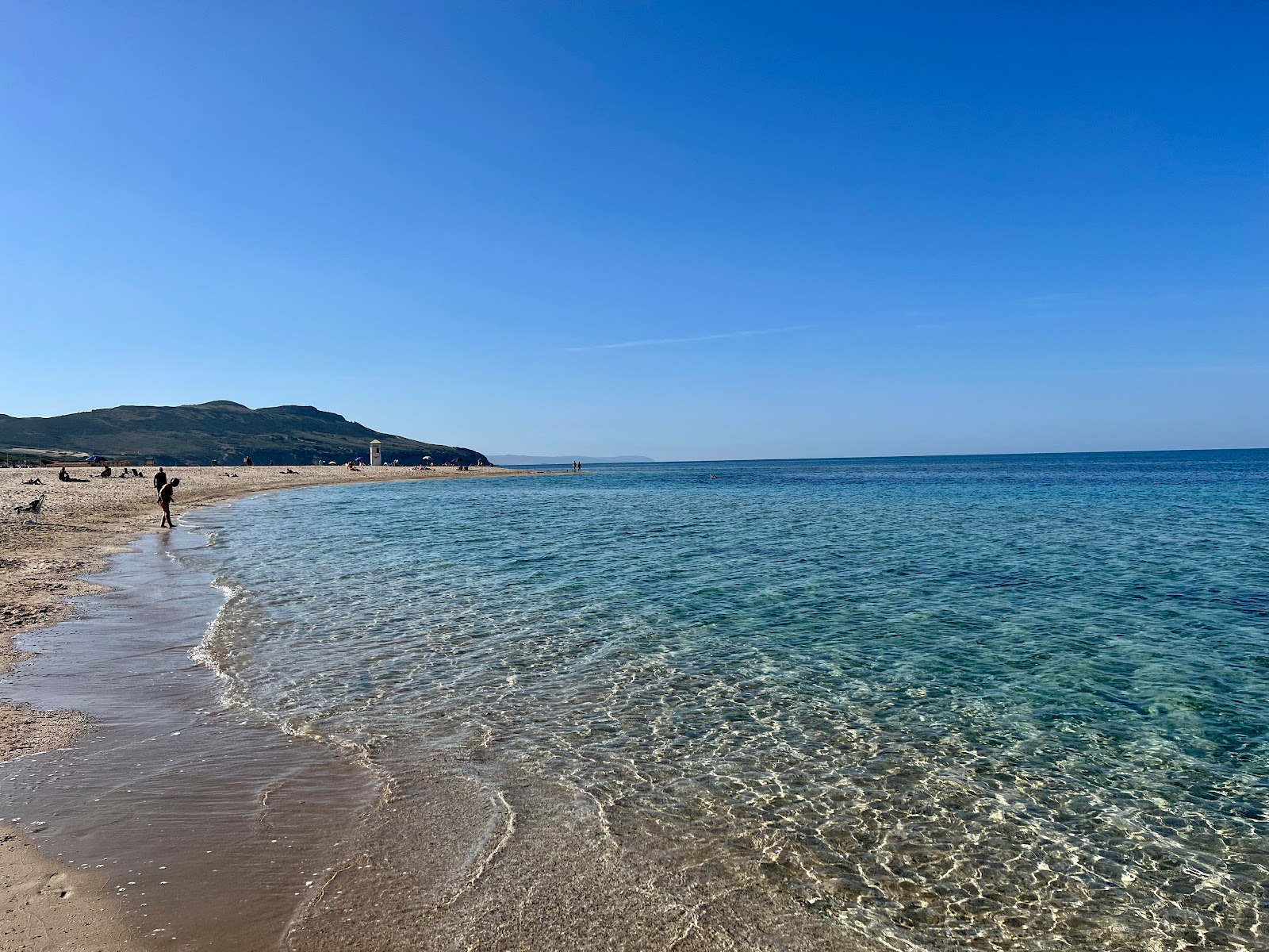 Foto af Spiaggia di Plagemesu bakket op af klipperne