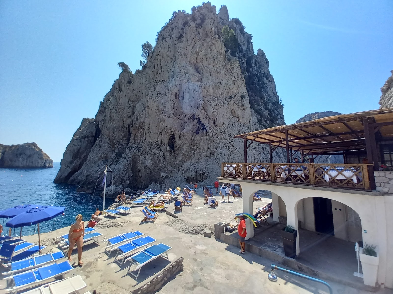 Foto af Spiaggia Da Luigi Ai Faraglioni med blåt rent vand overflade