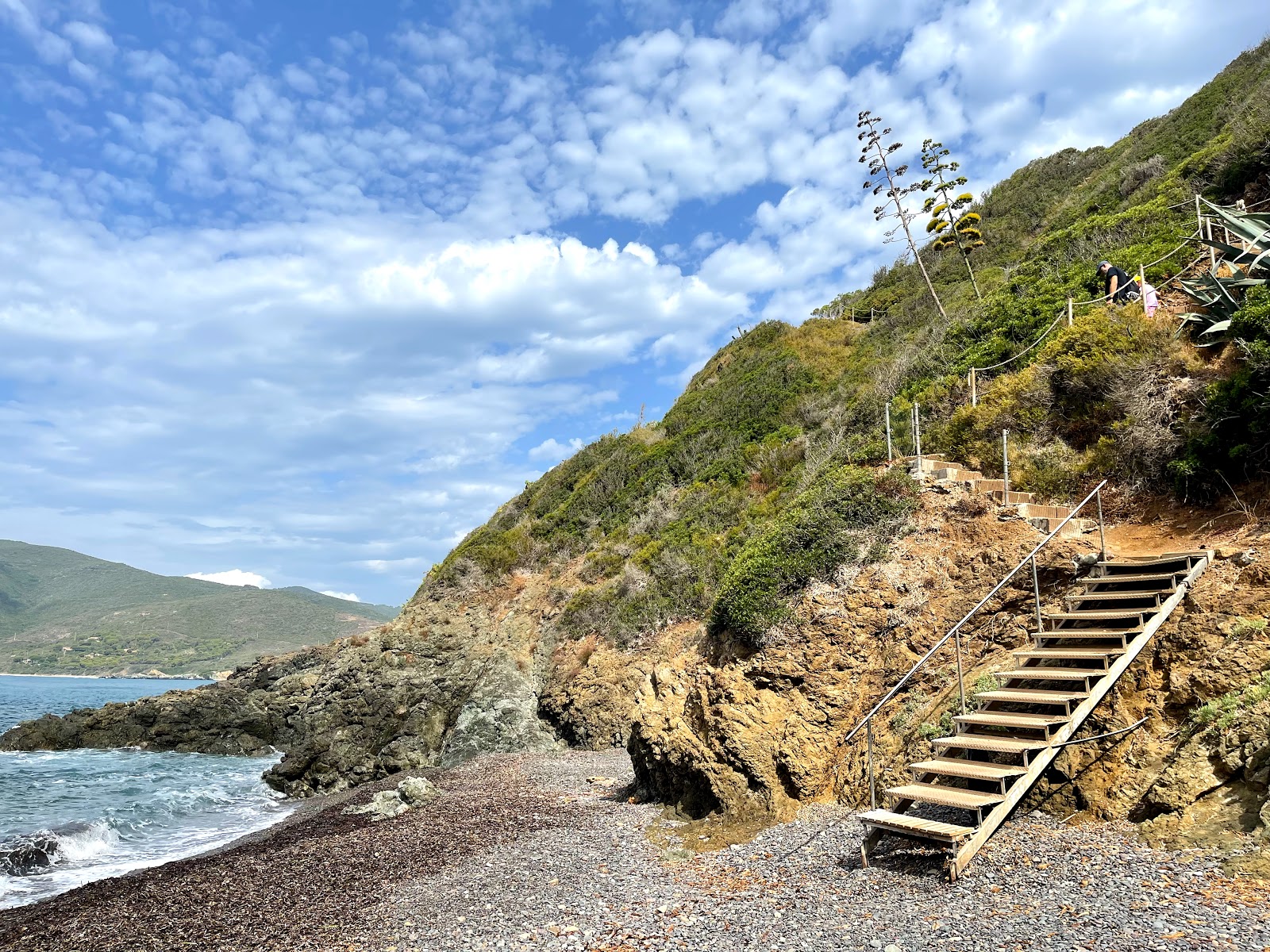 Photo de Spiaggia Canata protégé par des falaises