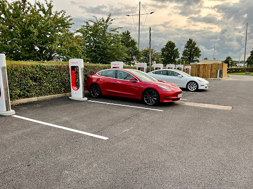 Borne de recharge de véhicules électriques Tesla Supercharger Saint-Martin-Boulogne