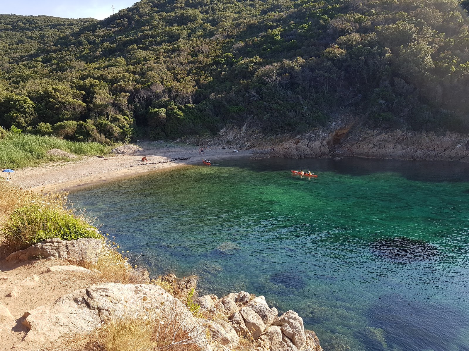 Photo de Spiaggia della Lamaia avec sable clair avec caillou de surface