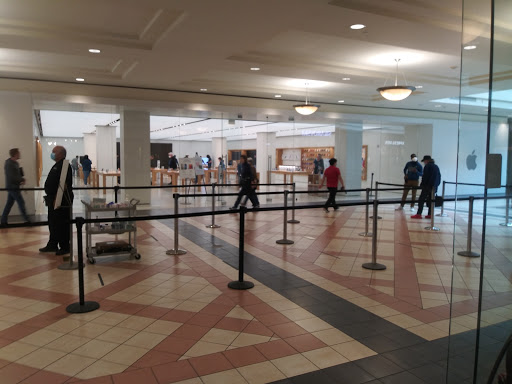 Computer Store «Apple Mayfair», reviews and photos, 2500 N. Mayfair Road, Wauwatosa, WI 53226, USA