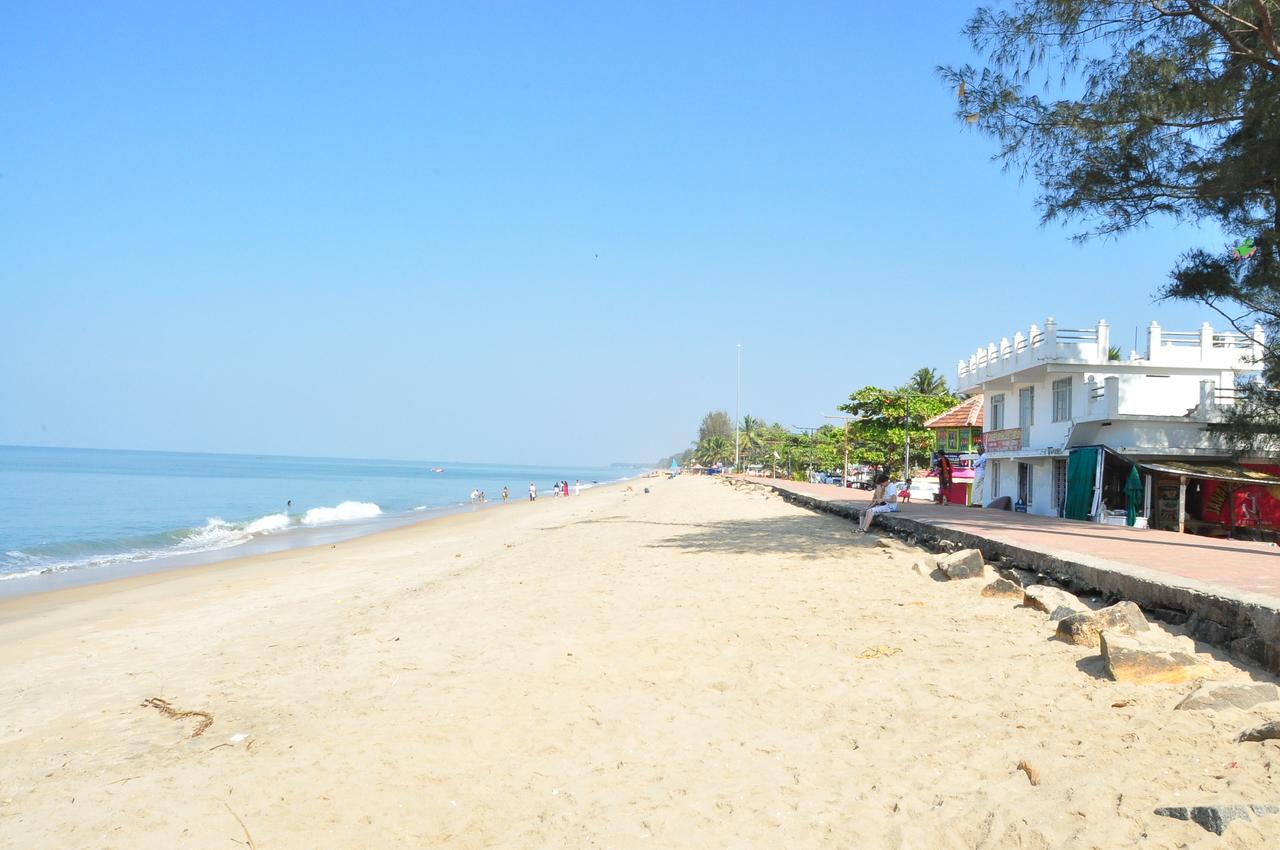 Cherai Beach的照片 带有碧绿色水表面