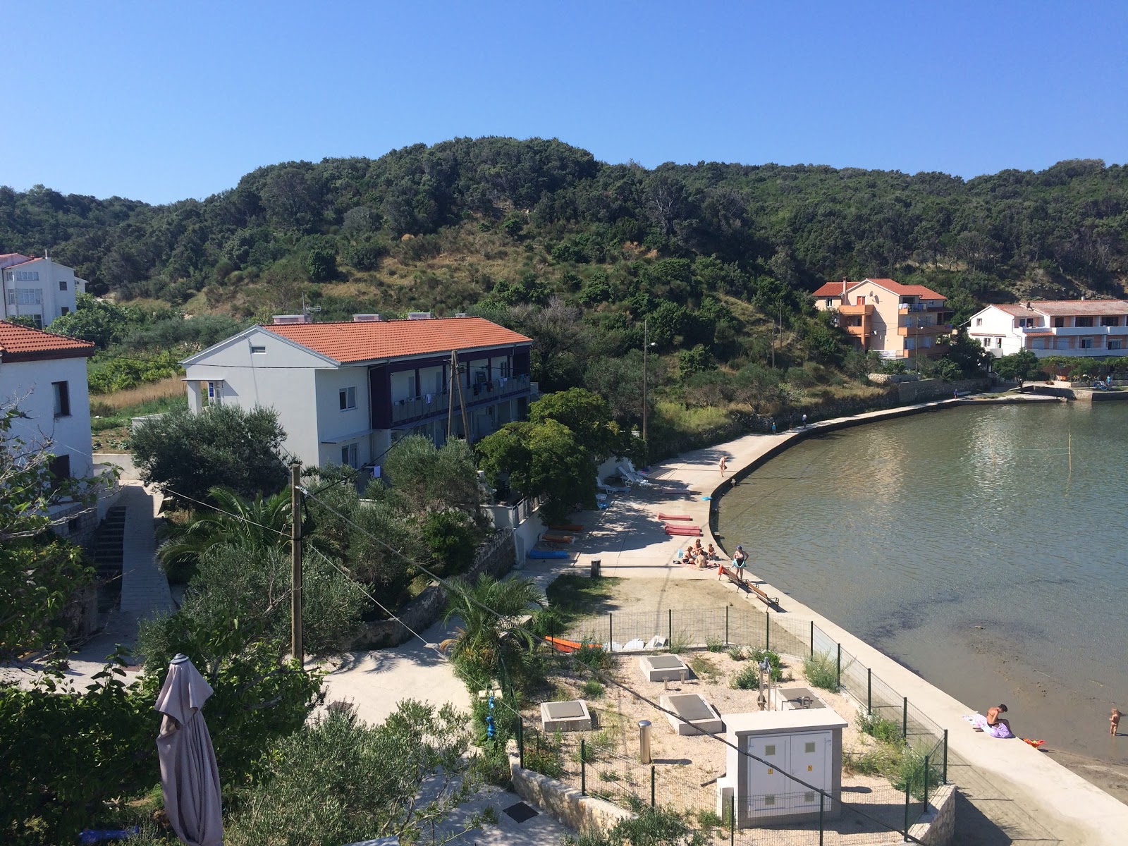 Foto di Dumici beach con una superficie del superficie in cemento pavimentata