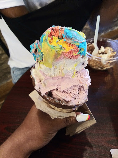 Ice Cream Shop «Kilwins St. Charles», reviews and photos, 300 S Main St, St Charles, MO 63301, USA
