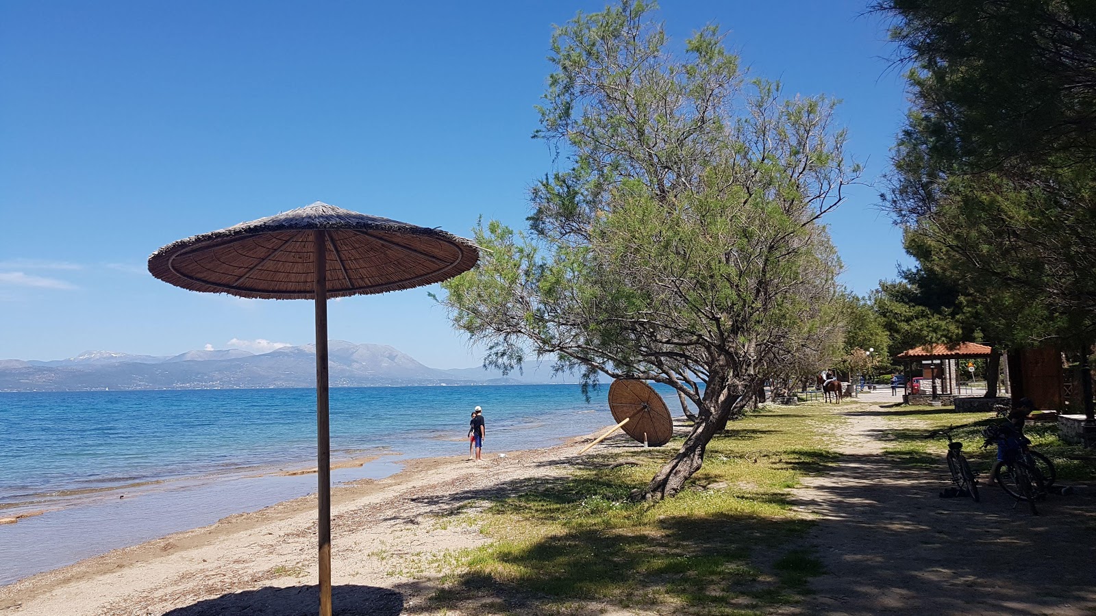 Foto de Plaka dilesi beach II con agua azul-verde superficie