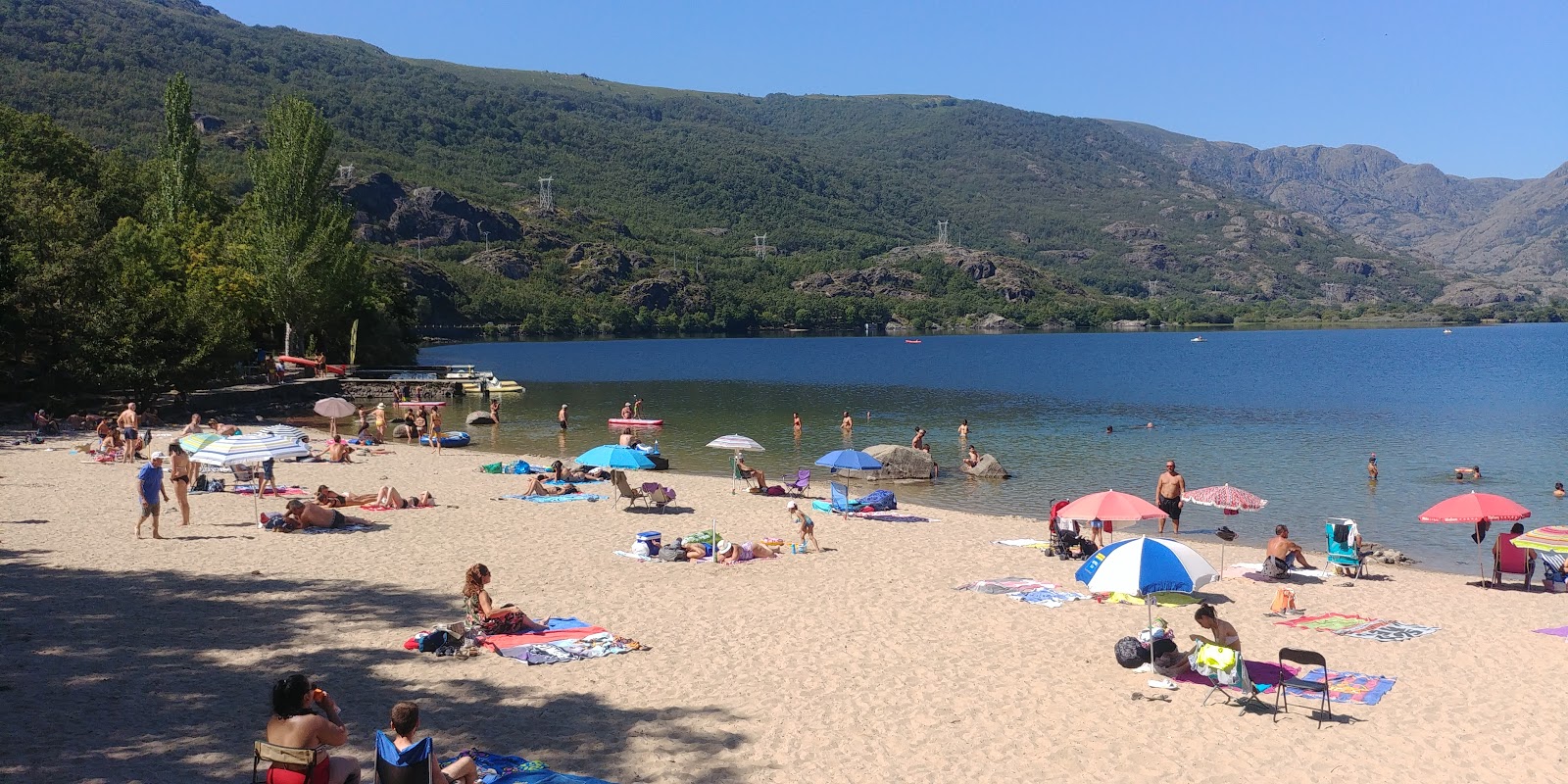 Foto van Praia Viquela Lago de Sanabria met turquoise puur water oppervlakte