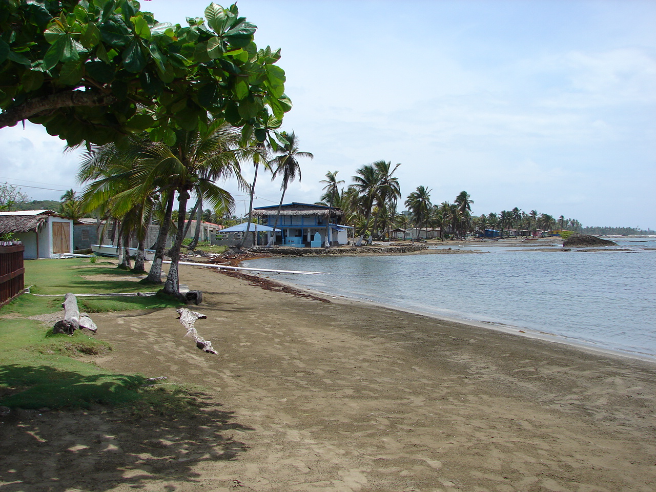 Photo de Nombre Dios Beach avec sable brun de surface