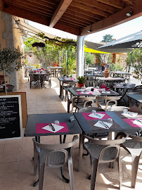 Atmosphère du Restaurant Les lauriers,anciennement la petite bouffe à Vallon-Pont-d'Arc - n°1