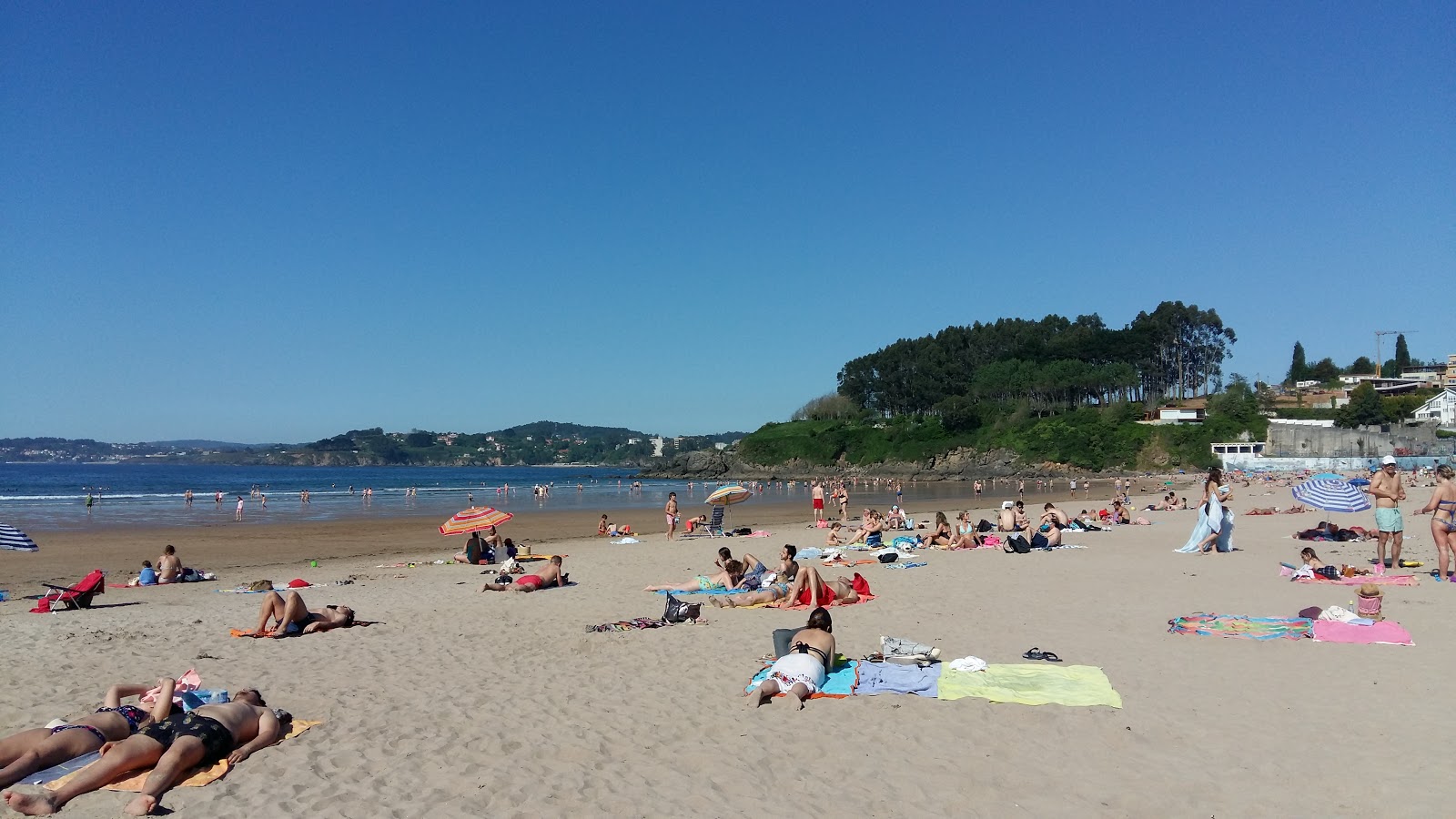 Foto di Playa de Bastiagueiro con una superficie del sabbia beige