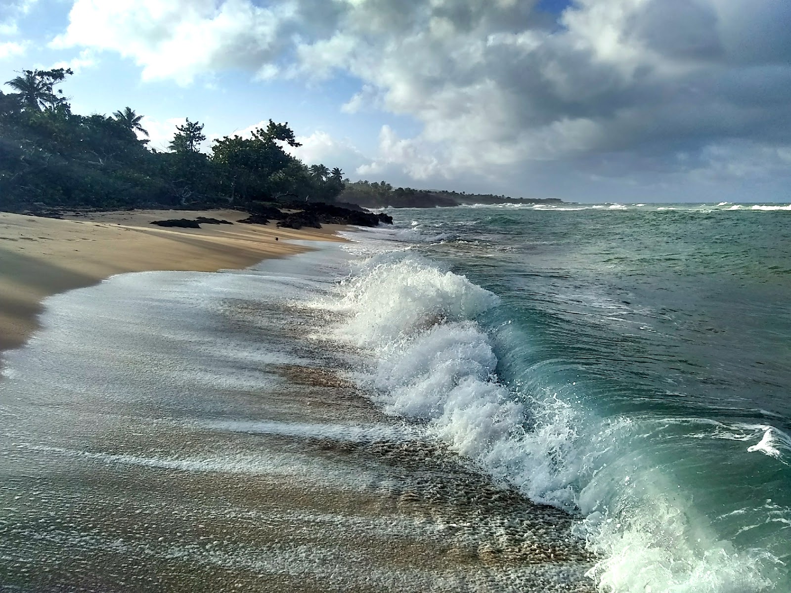 Foto van Playa Cajuajo met ruim strand