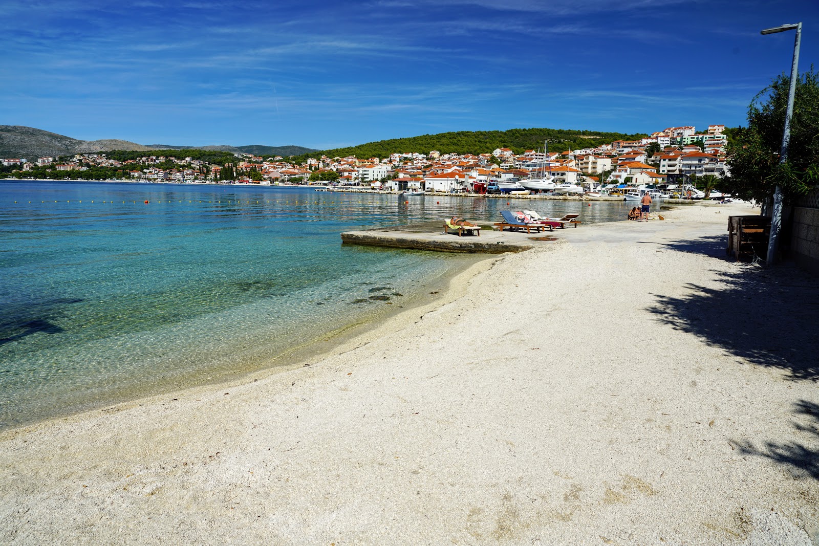Foto van Okrug Gornji III beach met lichte fijne kiezelsteen oppervlakte