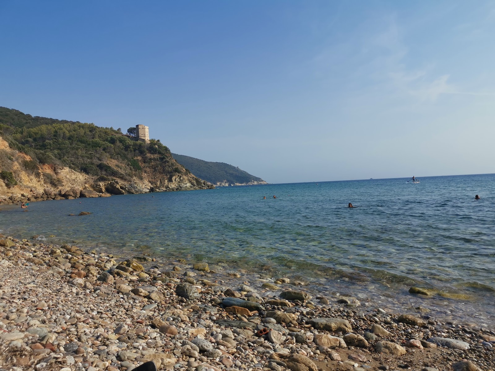 Foto af Spiaggia Le Cannelle bakket op af klipperne
