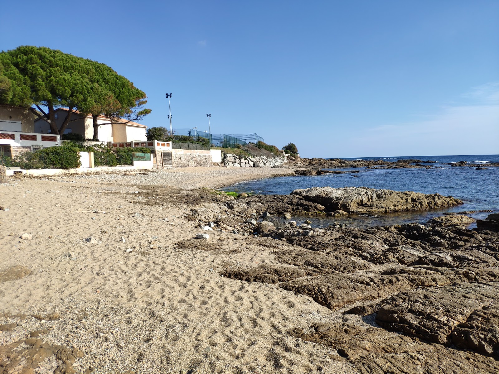 Φωτογραφία του Plage de la Pinede με φωτεινή άμμος και βράχια επιφάνεια