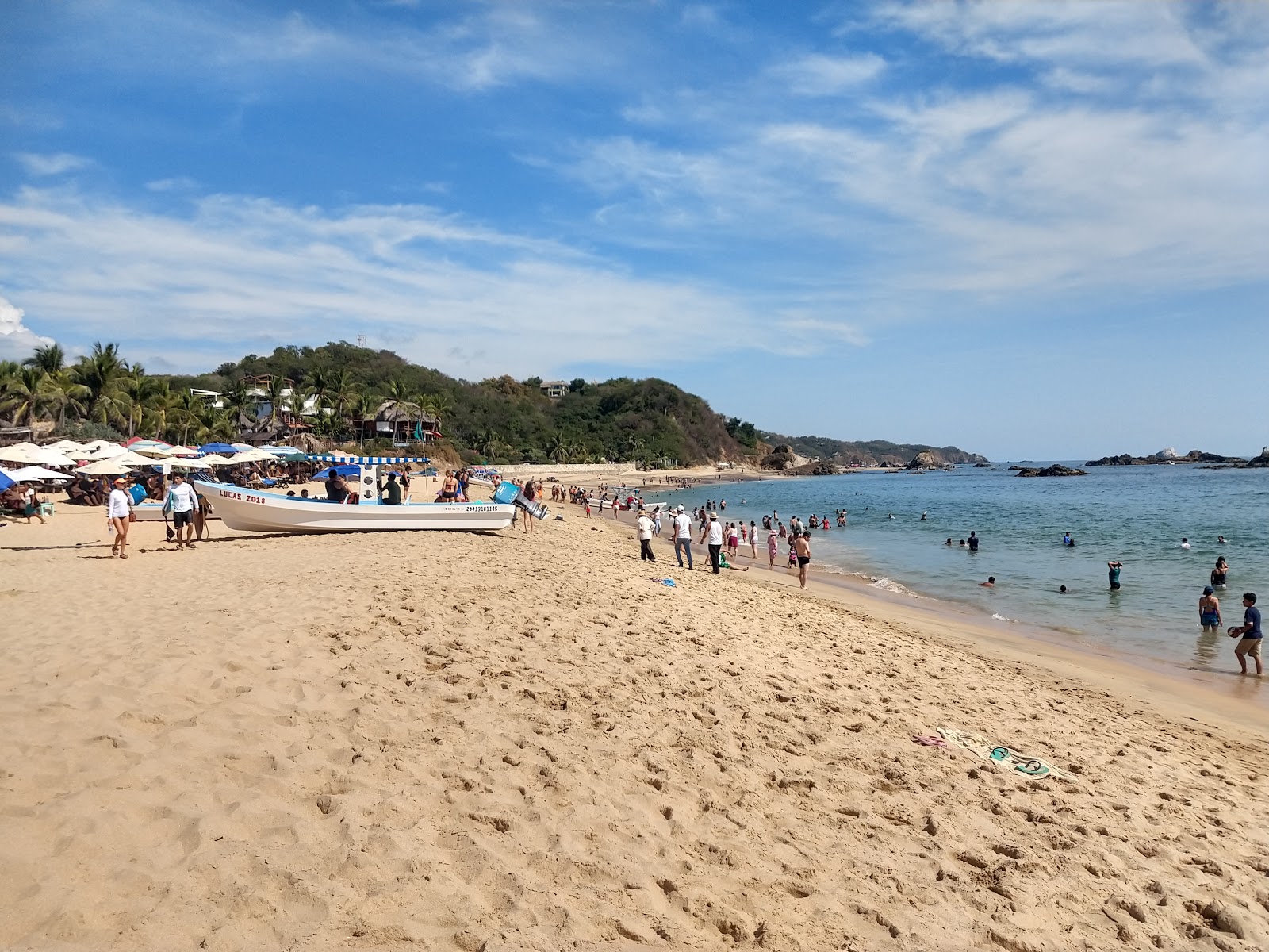 Φωτογραφία του Playa Zipolite με φωτεινή λεπτή άμμο επιφάνεια