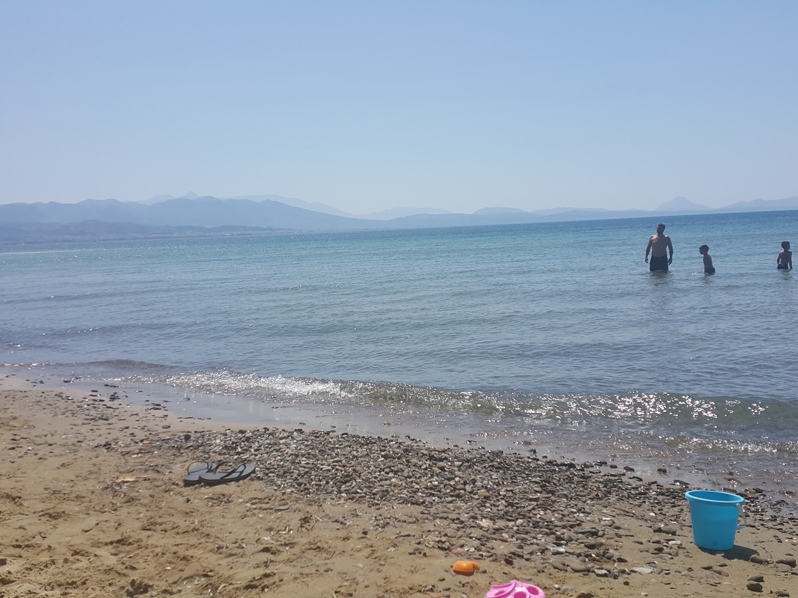Foto di Makinia beach - luogo popolare tra gli intenditori del relax
