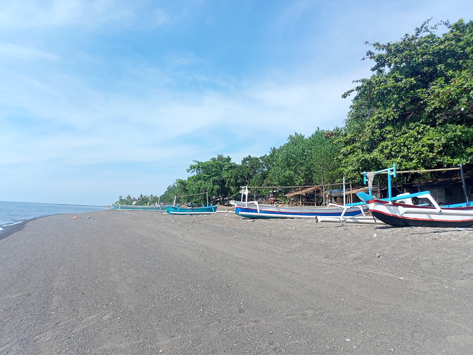 Ketapang Tampes beach的照片 带有碧绿色水表面