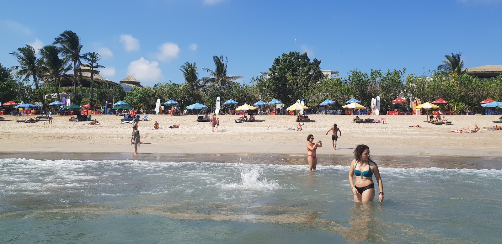 Foto von Kuta-Strand mit langer gerader strand