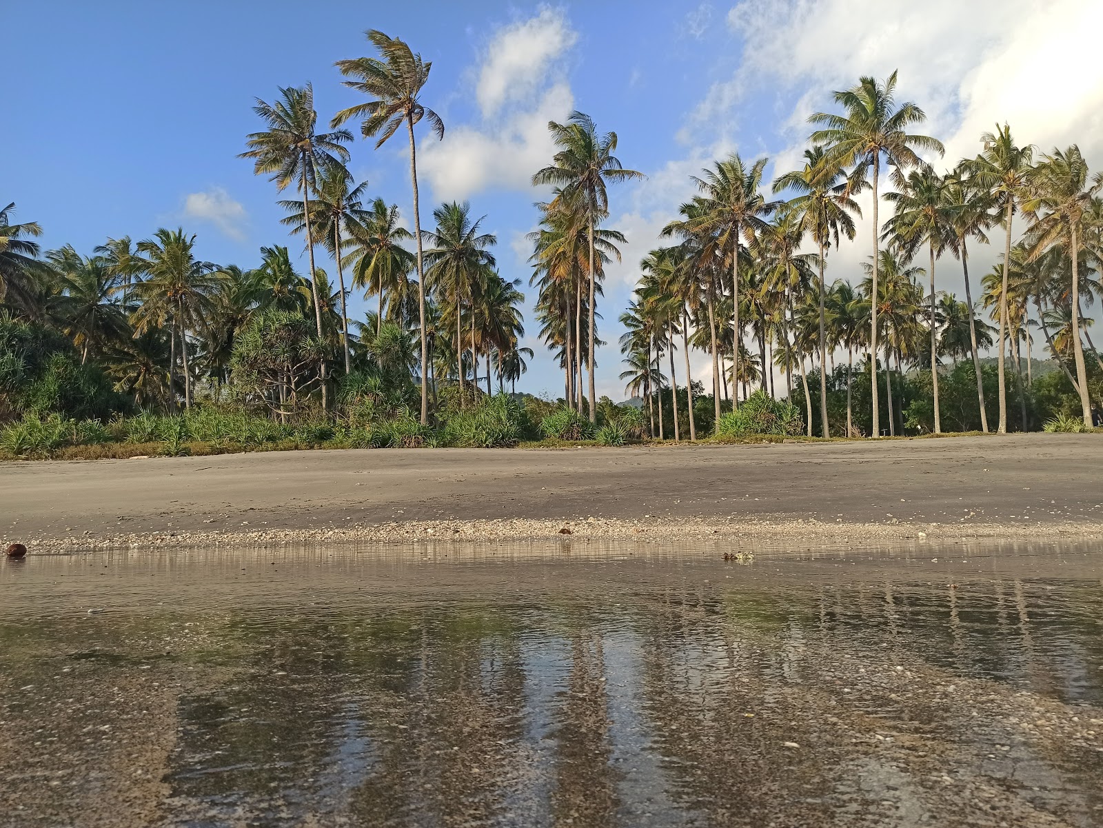Foto von Kerandangan Beach mit geräumiger strand