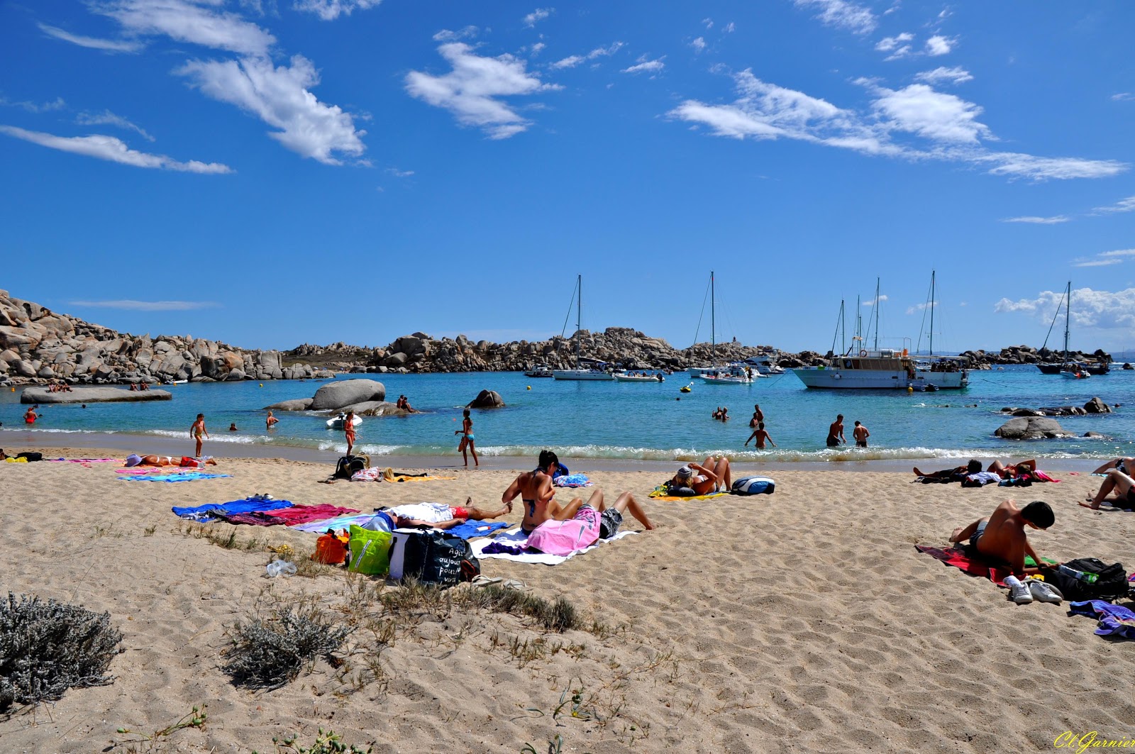 Cala Sderenaia Plajı'in fotoğrafı turkuaz saf su yüzey ile