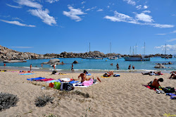 Photo de Plage de Cala Sderenaia avec petite baie