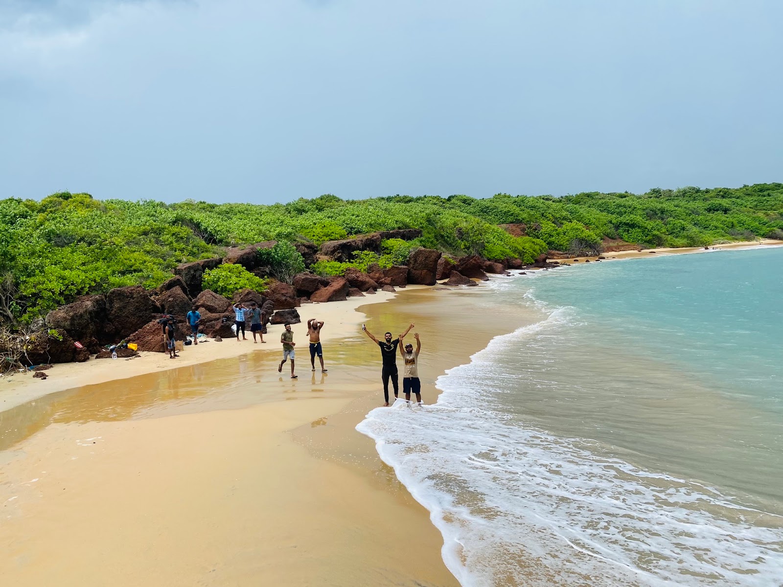 Foto von Old chemmalai beach mit langer gerader strand