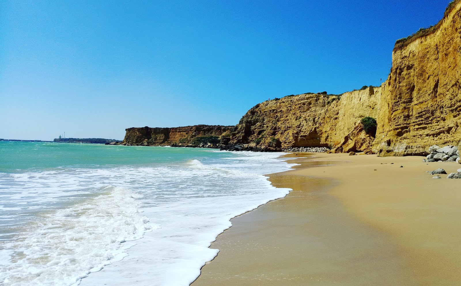 Φωτογραφία του Calas de Roche με φωτεινή άμμος επιφάνεια