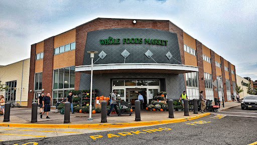 The Outlets at Bergen Town Center, 1 Bergen Town Center, Paramus, NJ 07652, USA, 