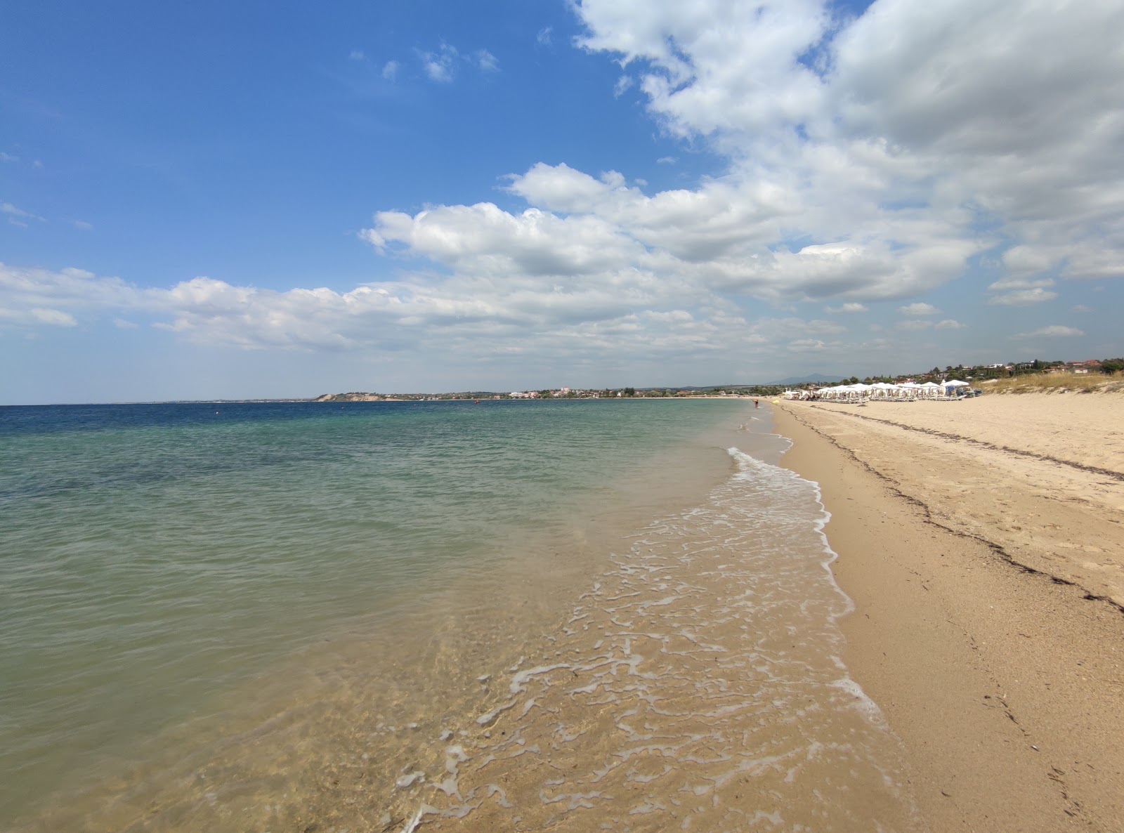 Foto di Nea Iraklia beach con una superficie del sabbia luminosa