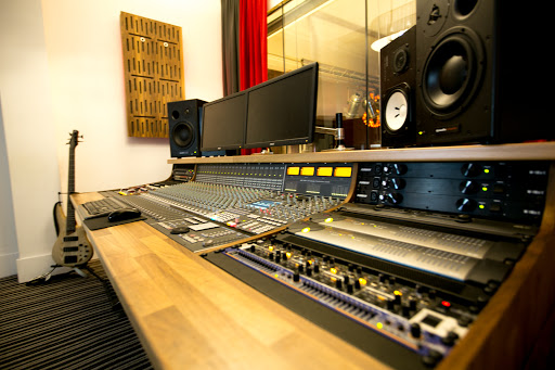 Recording Studios Near You - SINGING EXPERIENCE