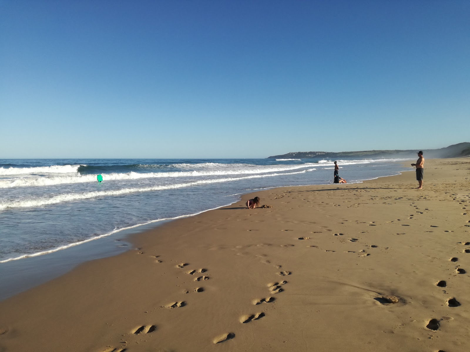 Valokuva Kefani beachista. pinnalla turkoosi puhdas vesi:n kanssa