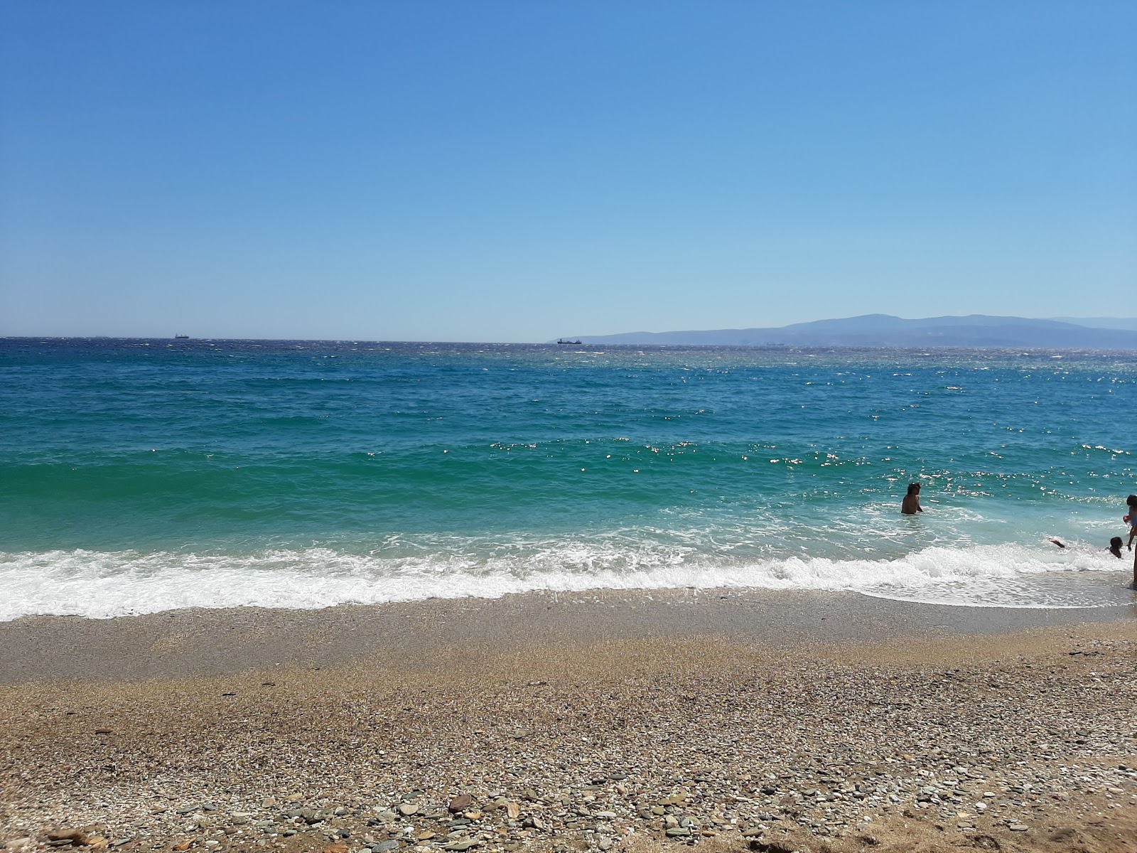 Potami 2 beach的照片 带有碧绿色纯水表面