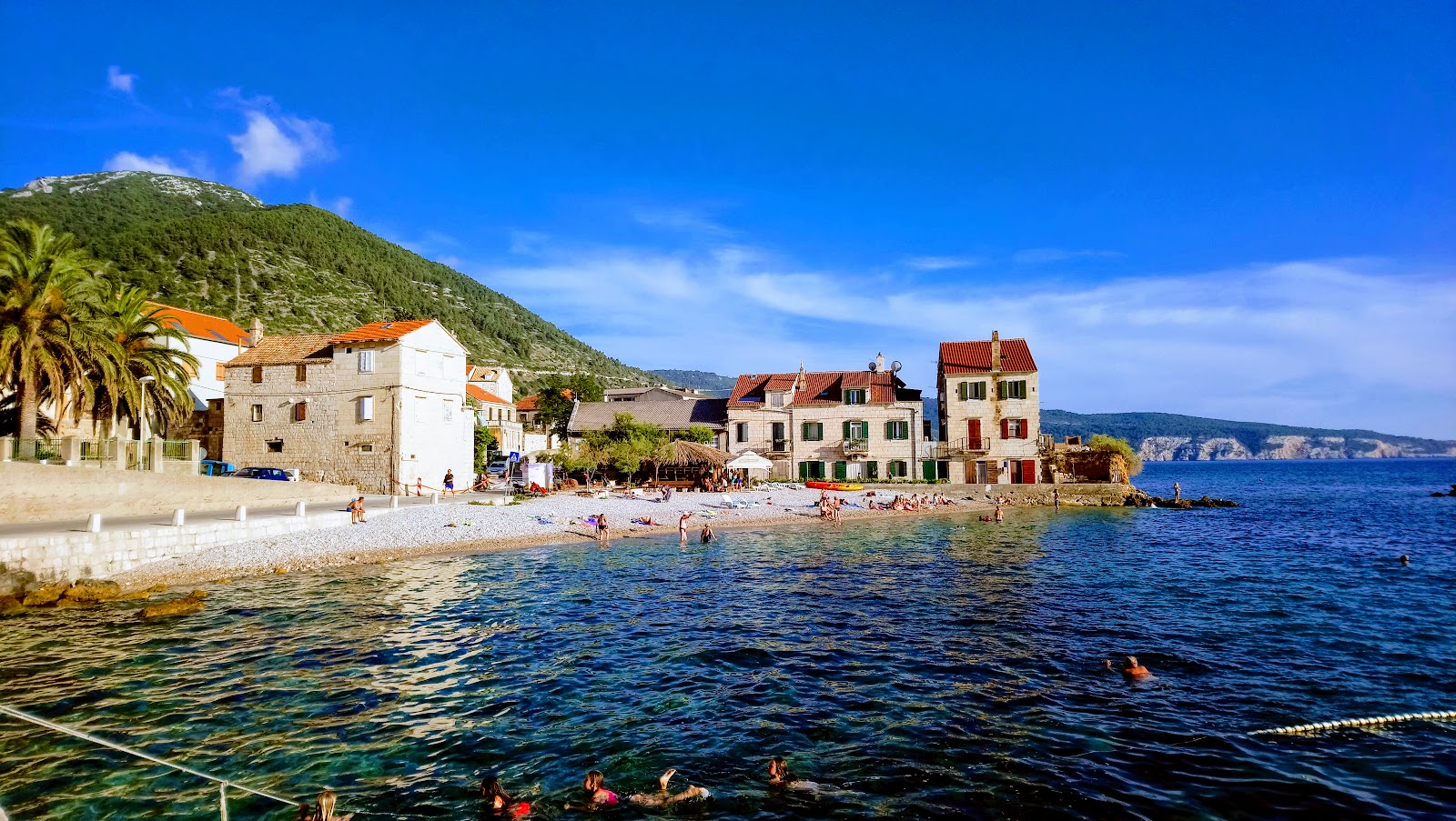 Φωτογραφία του Lucica beach και η εγκατάσταση