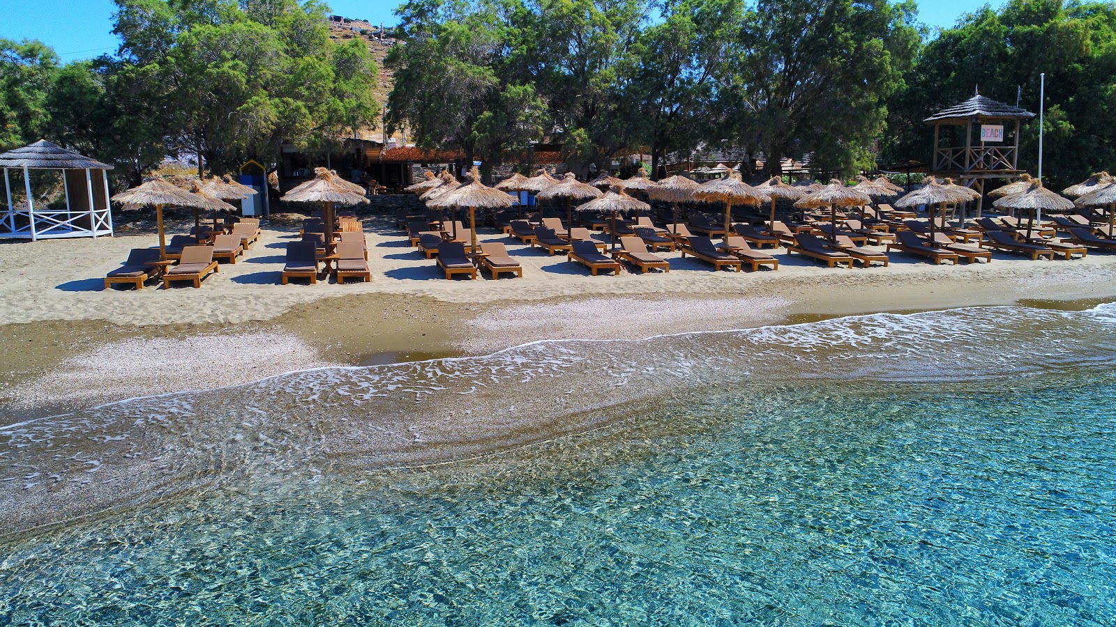 Photo of Koundouros beach backed by cliffs