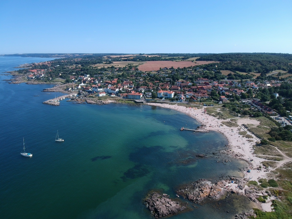 Foto di Sandvig Strand Bornholm con una costa spaziosa