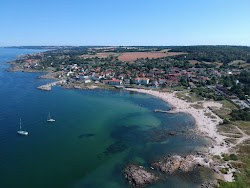 Foto di Sandvig Strand Bornholm con una costa spaziosa