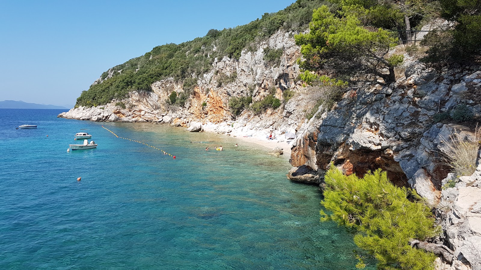 Foto di Orasac beach con una superficie del ciottoli beige