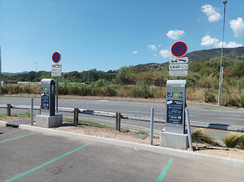 Borne de recharge de véhicules électriques Réseau Wiiiz Charging Station Mandelieu-la-Napoule