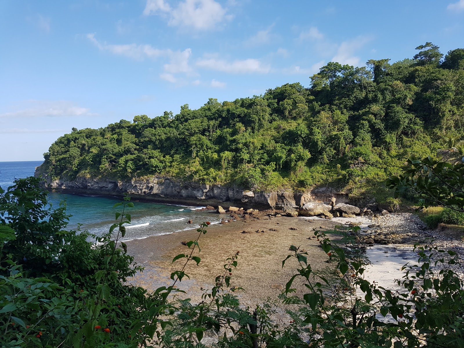 Foto de Sebele beach con agua cristalina superficie