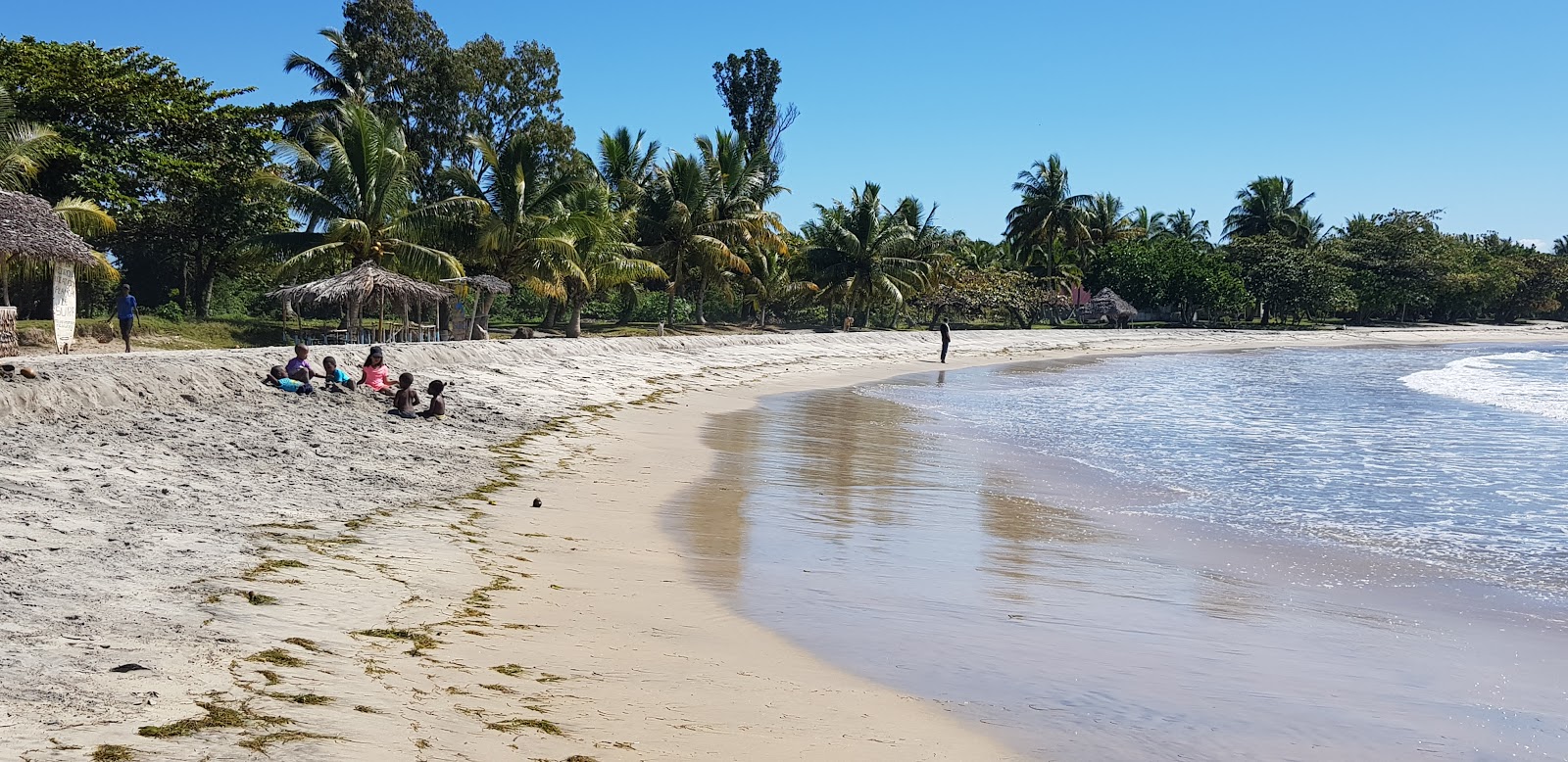 Foto di Mahambo beach con una superficie del sabbia luminosa